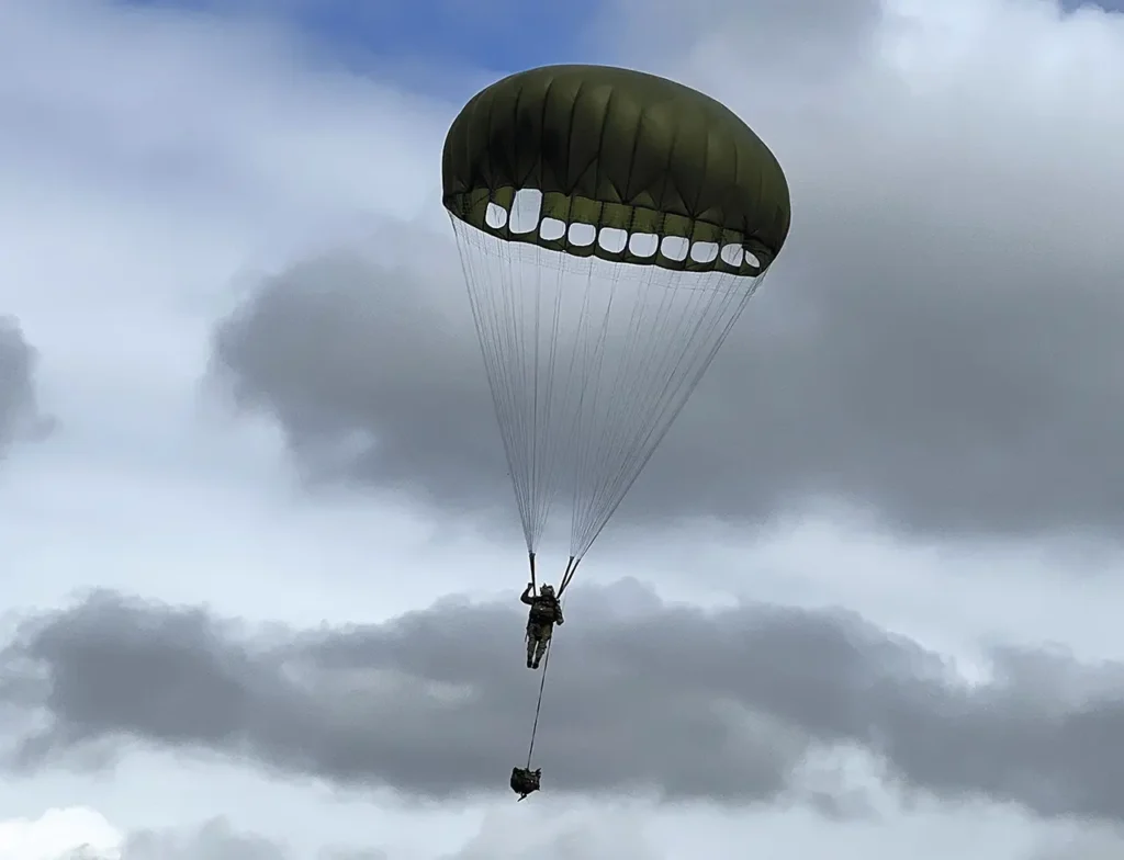 Técnica de aterrizaje de los paracaidistas militares