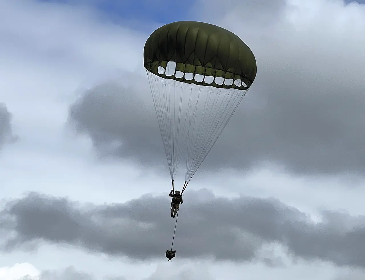 Técnica de aterrizaje de los paracaidistas militares