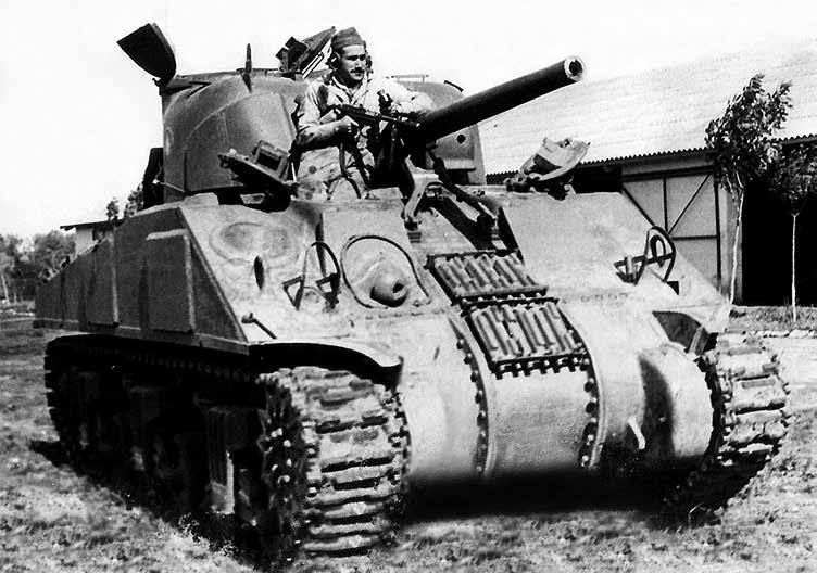 Probable imagen publicitaria de época de un M4 (75 mm) Sherman, fuera de servicio o en mantenimiento, ya que está
desprovisto de todos sus accesorios como cable de acero, lámparas, sirena, ametralladoras, etc. (vía Juan Carlos Cicalesi).