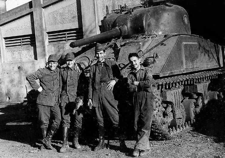 Uno de los M4A4 Sherman, asignados al servicio con la Escuela de Tropas Mecanizadas, en 1950 (vía Juan
Carlos Cicalesi).