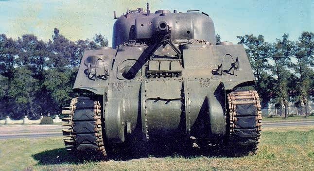 Vista frontal de un M4A4, con protector de diferencial de tres piezas abulonadas modelo inicial, hecho por la American Steel Foundries. Se
aprecia en el mantelete tipo M34A1, los orificios para el telescopio y para la ametralladora coaxial (Carlos D’Alesio).