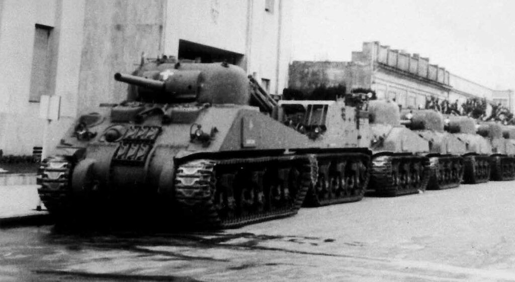 Columna de Sherman con cañón de 75 mm y M7 Priest durante los enfrentamientos de Azules y Colorados el 21 de Septiembre de 1962.
Observar la cruz pintada en el mantelete por encima del cañón del M4 (vía Juan Carlos Cicalesi).
