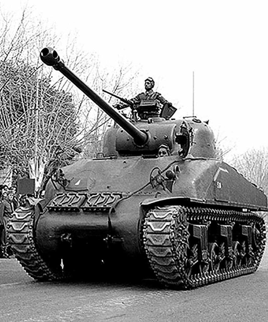 Sherman Firefly Ic Hybrid en excelente estado de alistamiento, desfilando por una de las tradicionales avenidas
de la ciudad de Mendoza, durante la celebración del 9 de Julio de 1958 (Archivo Provincia Mendoza).