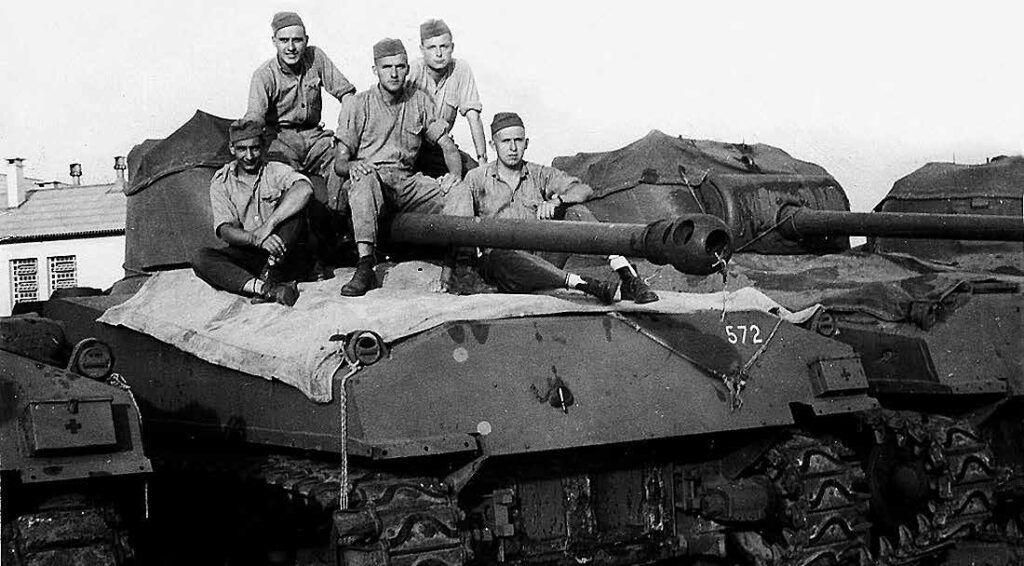 Interesante imagen de tanques Sherman Firefly en el depósito de Villa Martelli (Buenos Aires) a poco de arribar al país en 1949. Los tanques,
cubiertos con lonas de protección, conservan aun las marcas inglesas (vía Juan Carlos Cicalesi).