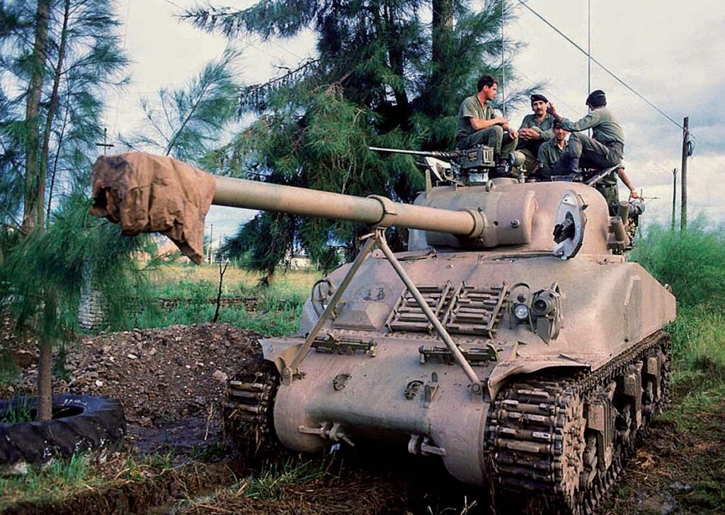 Sherman Repotenciado del Regimiento de Caballería de Tanques 6 durante el operativo en Monte Caseros (Entre Ríos), para sofocar la rebelión “cara pintada” del 15 de Enero de 1988 (vía Juan Carlos Cicalesi).