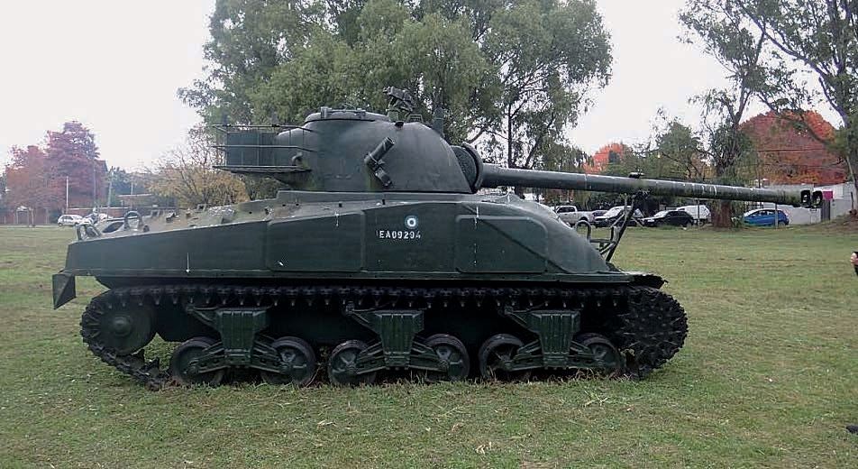 Sherman Repotenciado EA 01195 sobre la base de Chrysler M4A4. Se observa la forma rectangular de la placas de blindaje part number
A347061 (delantera). Torreta D50878 tipo “low bustle” con placa de blindaje sobre el lateral derecho.