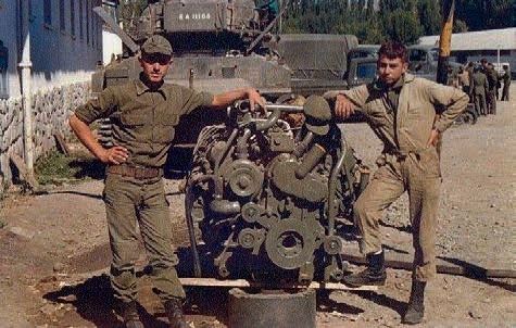 Motor Poyaud 520/V8-S2 de reemplazo a ser instalado por la misma tripulación del tanque. Aunque
ruidosos, estos motores tuvieron un excelente desempeño (Federico Casaretto).