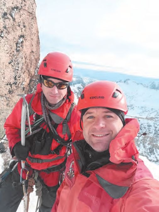 Cumbre invernal en la torre principal del Catedral