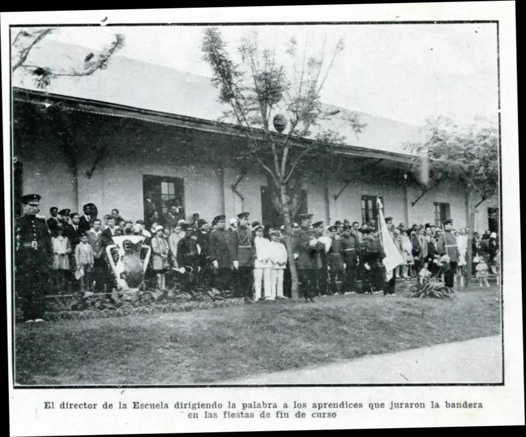 El director de la Escuela Mecánica del Ejercito dirigiendo la palabra a los aprendices que juraron la bandera en las fiestas de fin de curso.
 Revista del Suboficial n°118,1928 