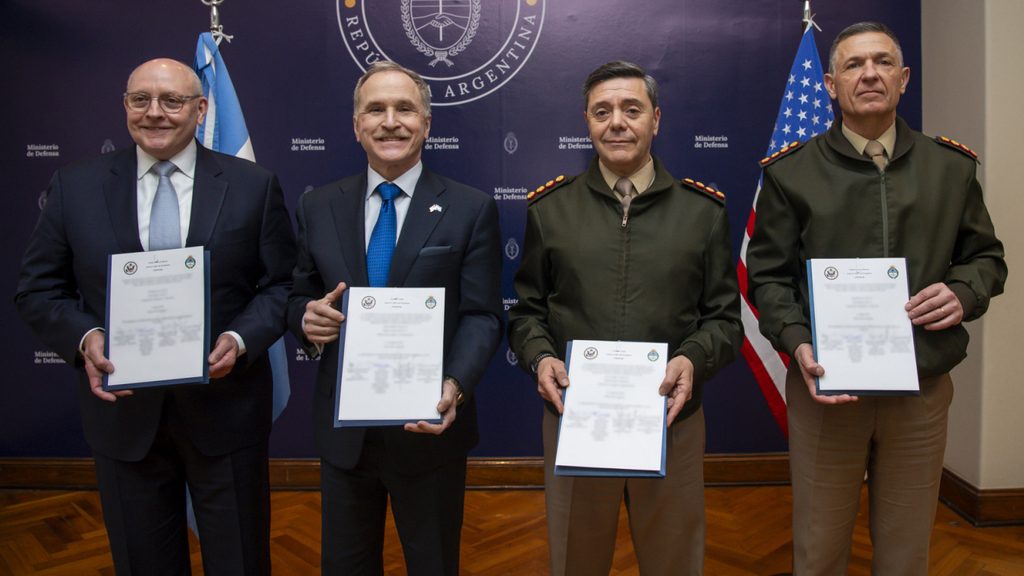 El ministro de Defensa, teniente general Carlos Alberto Presti, encabezó hoy la firma de la Letter of Offer and Acceptance (LOA) que permitirá avanzar en la incorporación de 235 vehículos blindados a rueda Stryker para el Ejército Argentino