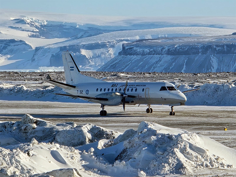 el arribo de un Saab 340B a Marambio y del trabajo de la dotación que mantiene operativa la pista antártica.