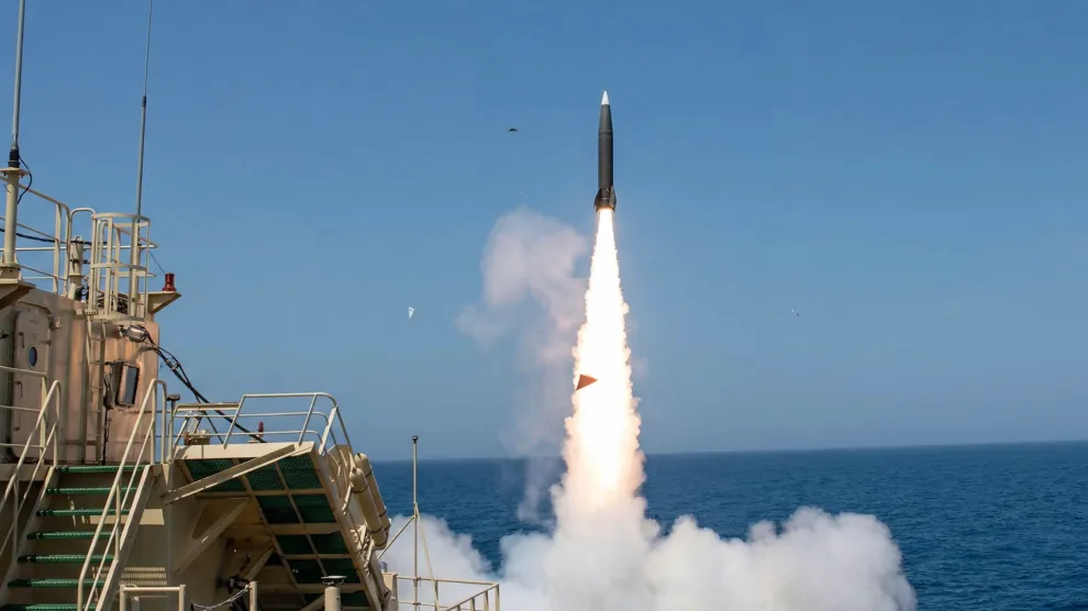 Un misil LORA sale del contenedor de lanzamiento en la cubierta de vuelo de la fragata. Ministerio de Defensa alemán