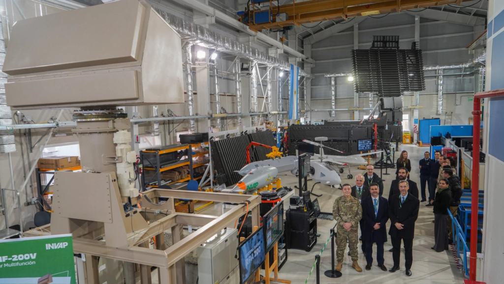 Recientemente se han develado las primeras imágenes del nuevo radar táctico RMF-200V, un sistema de vanguardia desarrollado íntegramente por INVAP para el Ejército Argentino.