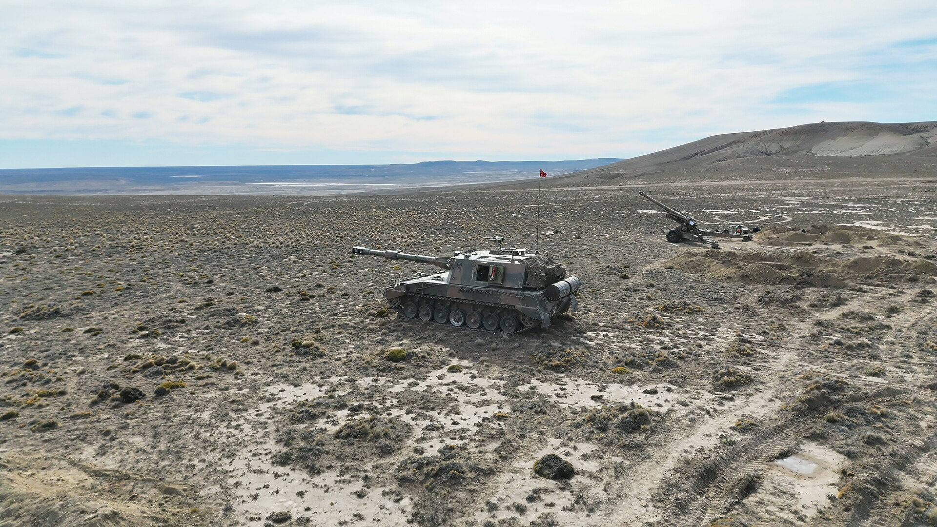 Recreación de un VCA Palmaria durante un ejercicio en la Patagonia, conectado con un puesto de mando desplegado en el terreno.