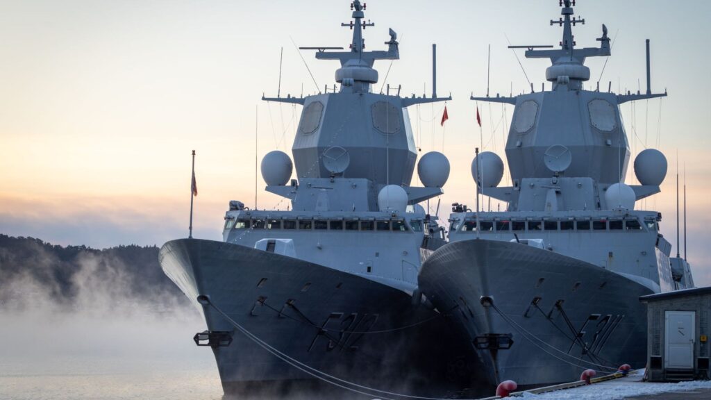 Fregattene KNM Roald Amundsen og KNM Otto Sverdrup ligger til kai en kald vintermorgen på Haakonsvern Orglostasjon. Foto: Henrik S. Andersen / Forsvaret